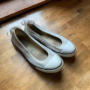 Grey converse flats